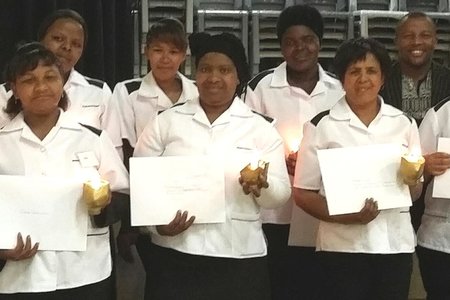 Vlnr is Thokozile Joja (Gansbaai), Nokubonga Fana (Gansbaai), Elsie Vaaltuin (Caledon), Asana Masela (Gansbaai), Jesmine Mattelton (Caledon), Thelma Konco (Gansbaai), Cornelia Siyeka (Hermanus), Jacoba Lewis (Gansbaai), Joel Martin (Tenoor en gasspreker), Minette October (Gansbaai) en Suster Iréne de Waal (Caledon-opleier)